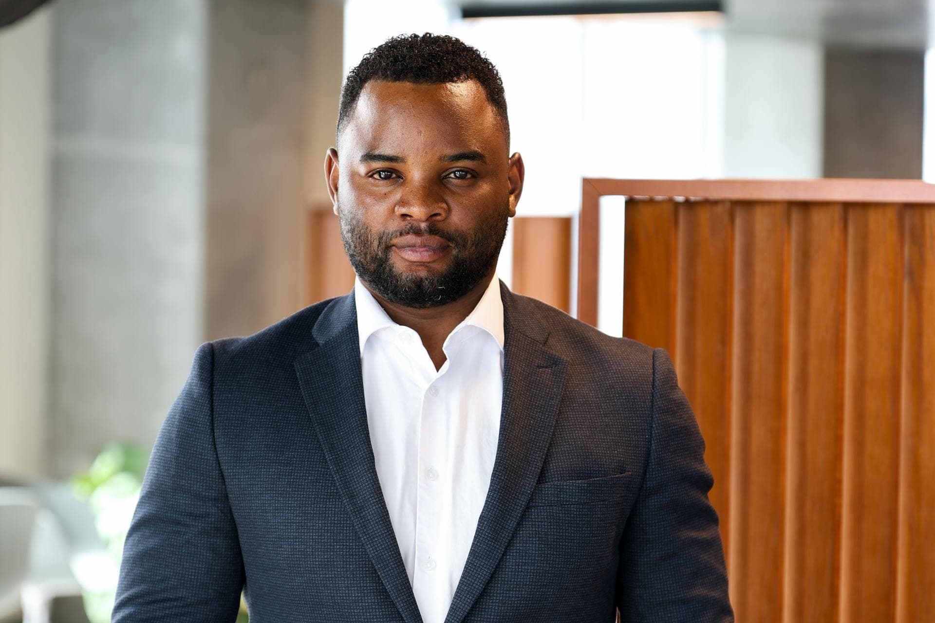 شخص عند مفترق طرق مهنية يجلس على مكتب ويُعيد كتابة سيرته الذاتية