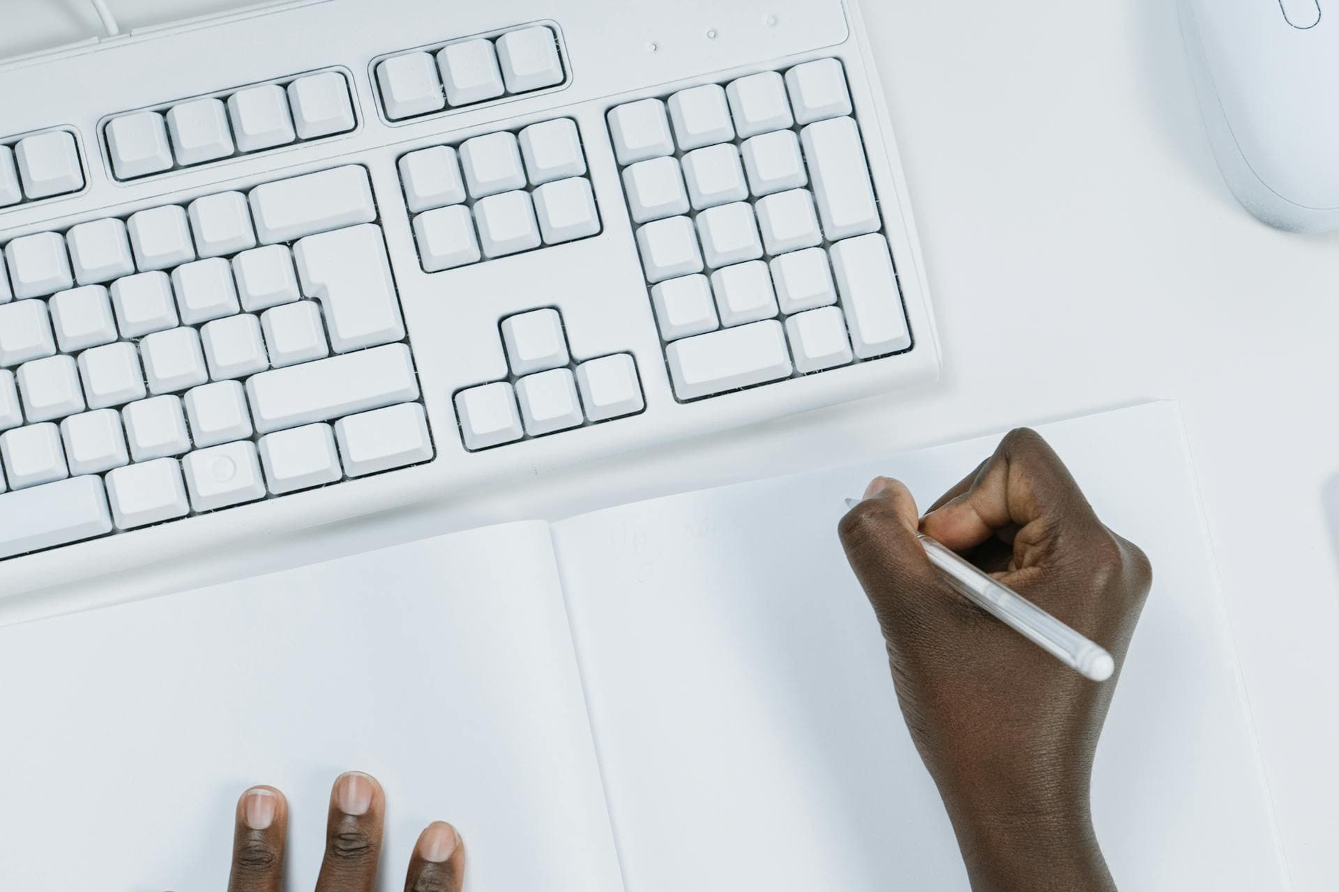 سيرة ذاتية مع قسم مهارات منظم بوضوح مُبرز على شاشة حاسوب محمول